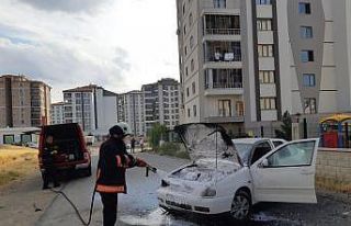 Seyir halindeki otomobil alev aldı