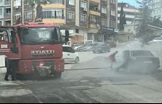 Seyir halindeki otomobil alev aldı, yangını itfaiye...