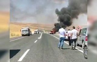 Seyir halindeki otomobil alev topuna döndü