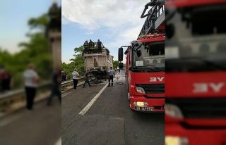 Seyir halindeki tırın lastiği patladı ve alev...