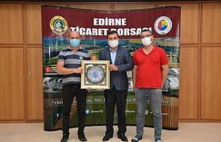 Sezonun ilk arpasını getiren çiftçiye, 100 litre...