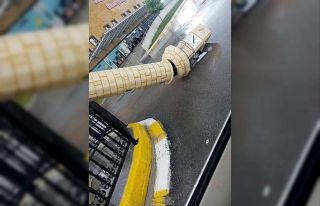 Şiddetli fırtına saat kulesi maketini böyle yıktı