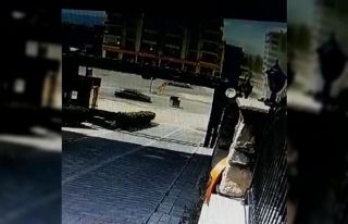 Şiddetli rüzgarın yola savurduğu konteynere araç...