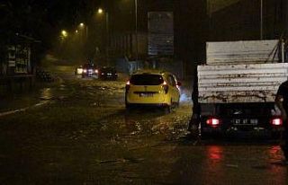 Şiddetli yağış hayatı olumsuz etkiledi: Araçlar...