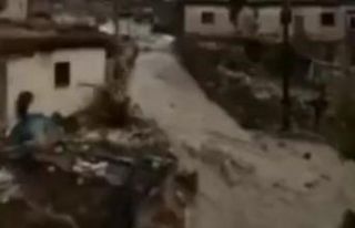 Şiddetli yağış köydeki yolları dereye çevirdi