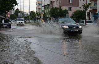 Şiddetli yağmur caddeleri suyla doldurdu