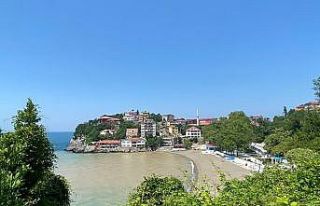 Şiddetli yağmur sonrası plaj çamur rengini aldı