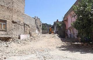 Siirt’te metruk binaların yıkımı sürüyor