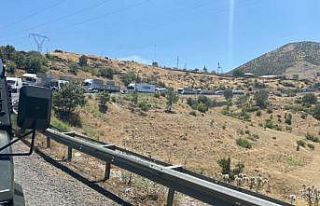 Siirt’te tır devrildi, yol çift taraflı ulaşıma...