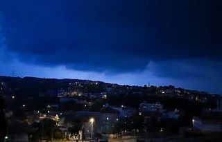 Şimşekler şehri aydınlattı