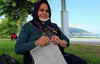 Sınava giren torunlarını onlara çeyiz örerek...