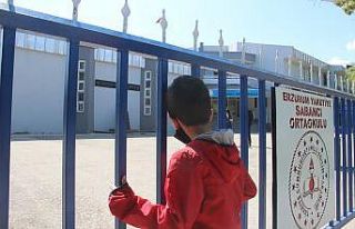 Sınavda olan ablasını dakikalarca kapı önünde...