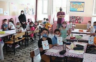 Sınıfça şiir kitabı çıkarıp gelirini okula...