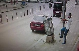 Sinirini çıkarmak için tekme atarak telefon panosunu...