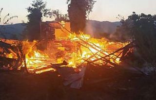 Sinop’ta 2 katlı ev alevlere teslim oldu