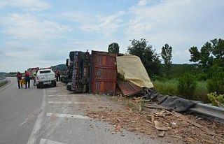 Sinop’ta kereste yüklü tır devrildi: 1 yaralı