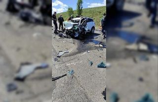Sivas’ta iki araç kafa kafaya çarpıştı: 9 ölü