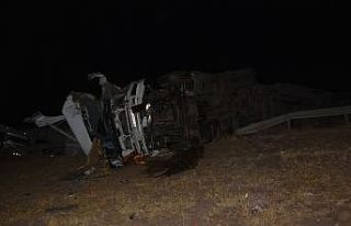 Siverek’te buğday yüklü kamyon ile tır çarpıştı:...