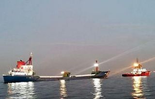 Sivriada açıklarında arızalanan gemi Kıyı Emniyeti...