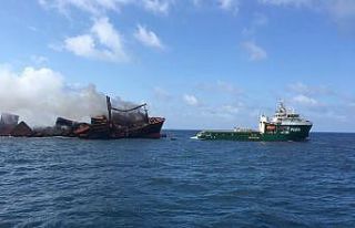 Sri Lanka’da günlerdir yanan konteyner gemisi batıyor