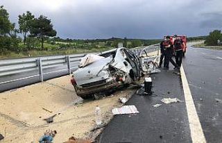 Su birikintisine girerek savrulan araç bariyere çarptı:...