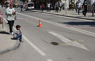 Su borusu  patladı, yol çöktü, trafik durdu