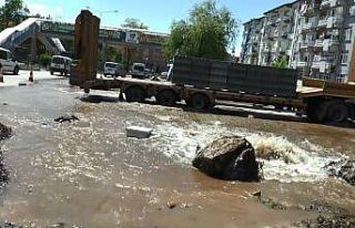 Su borusu patladı, yollar göle döndü
