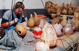 Su kabaklarını sanat eserine dönüştürüyor