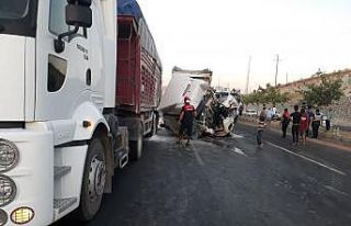 Su tankerine çarpan tırın sürücüsü ağır yaralandı