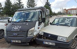 Şuhut’ta otomobil ile kamyonet çarpıştı