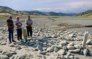 Sular çekilince mezarlık ortaya çıktı, yakınları...
