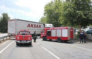 Sürücü sıkıştığı koltukta ambulansı sigara...