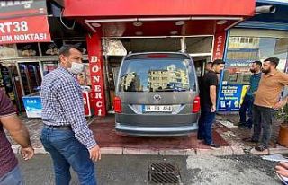 Sürücüsünün kontrolünü kaybettiği otomobil...