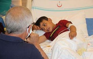 Süt kazanına düşerek yanan çocuk, okuma yazmayı...