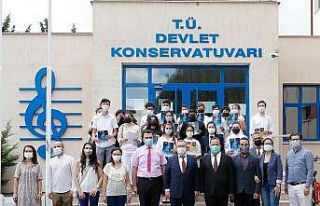 Tabakoğlu, ödül alan öğrenciler ile bir araya...