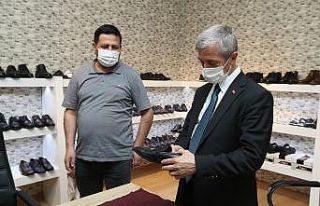 Tahmazoğlu’ndan ayakkabıcılara bin 500 TL destek