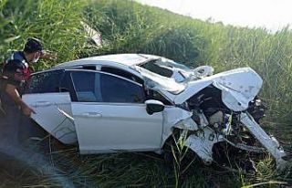 Takla atan otomobil şarampole devrildi: 3 yaralı