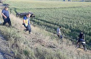 Takla atan otomobil tarlaya devrildi: 3 yaralı