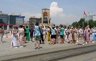 Taksim eski günlerine dönüyor, kafileler akın...
