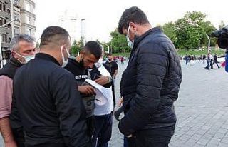 Taksim’de fahiş fiyatla parfüm satanları polis...