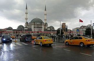 Taksim’de önce hava karardı sonra sağanak yağış...