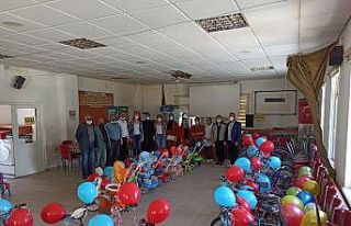 Tamir ettikleri bisikletleri ihtiyaç sahibi çocuklara...