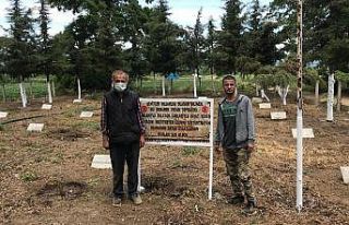 Tarihî şehitliğin bakımını çilek tarlası işçileri...