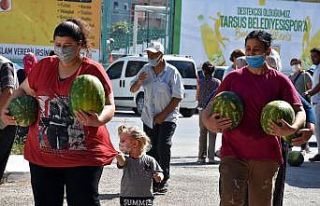 Tarsus Belediyesi, çiftçiden aldığı 10 ton karpuzu...