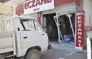 Tartıştığı kardeşinin dükkanına kamyonetle...
