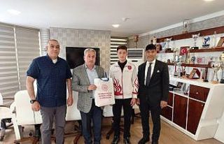 Taşkesenligil, şampiyon boksörü kutladı