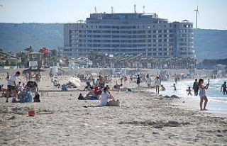 Tatilciler Çeşme’ye akın etti