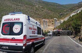 (Tekrar) Mersin’de yolcu otobüsü ile tır çarpıştı:...