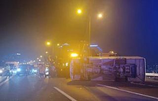 TEM Otoyolunda midibüs devrildi: 4 işçi yaralı