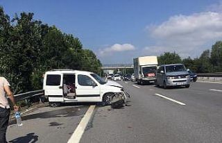 TEM’de lastiği patlayınca önce tıra sonra bariyere...